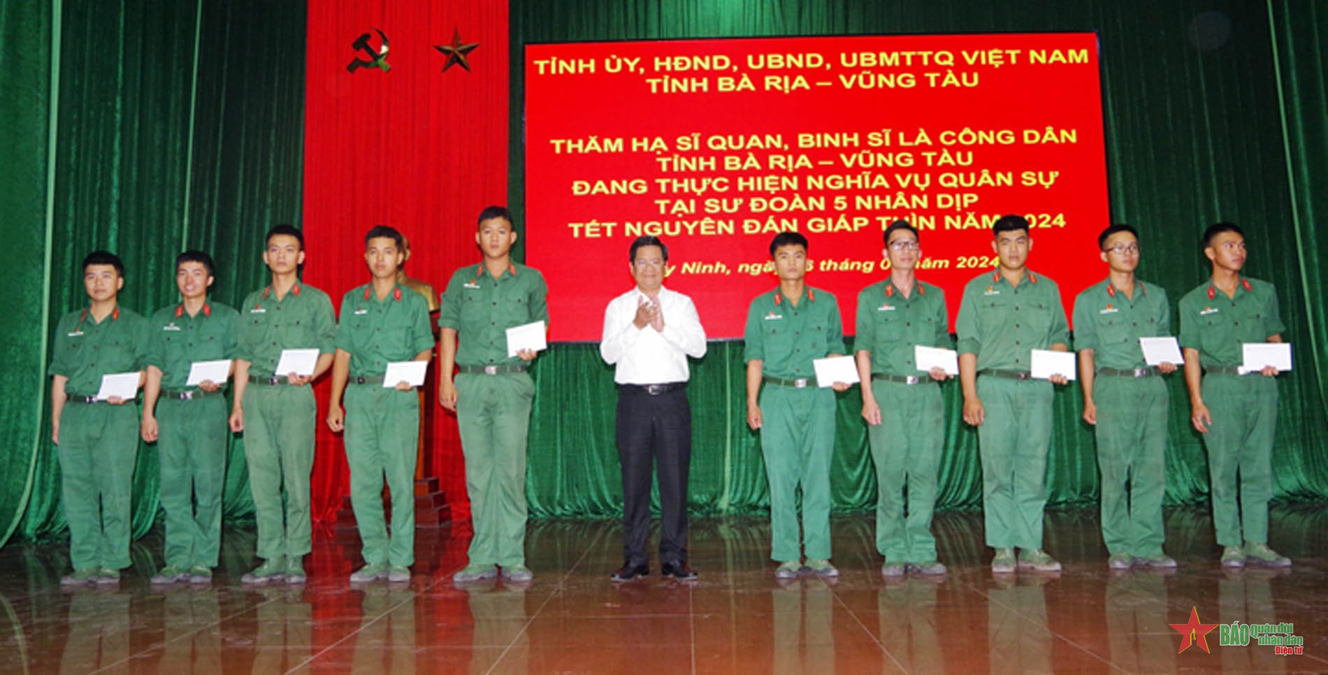 Tặng quà Tết cho hạ sĩ quan, chiến sĩ